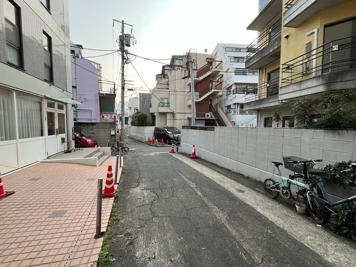 日本の住宅街の景色、並ぶ家々と狭い道路、自転車が置かれた歩道