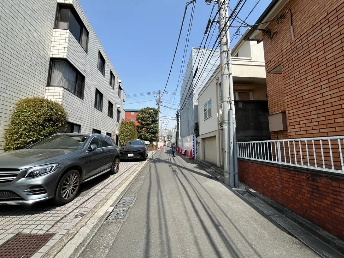 日本の住宅街の風景、晴れた日に撮影された道路と住宅、駐車中の車
