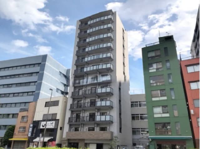 - 都心に建つモダンな高層マンション、ガラスバルコニーと青空が広がる風景