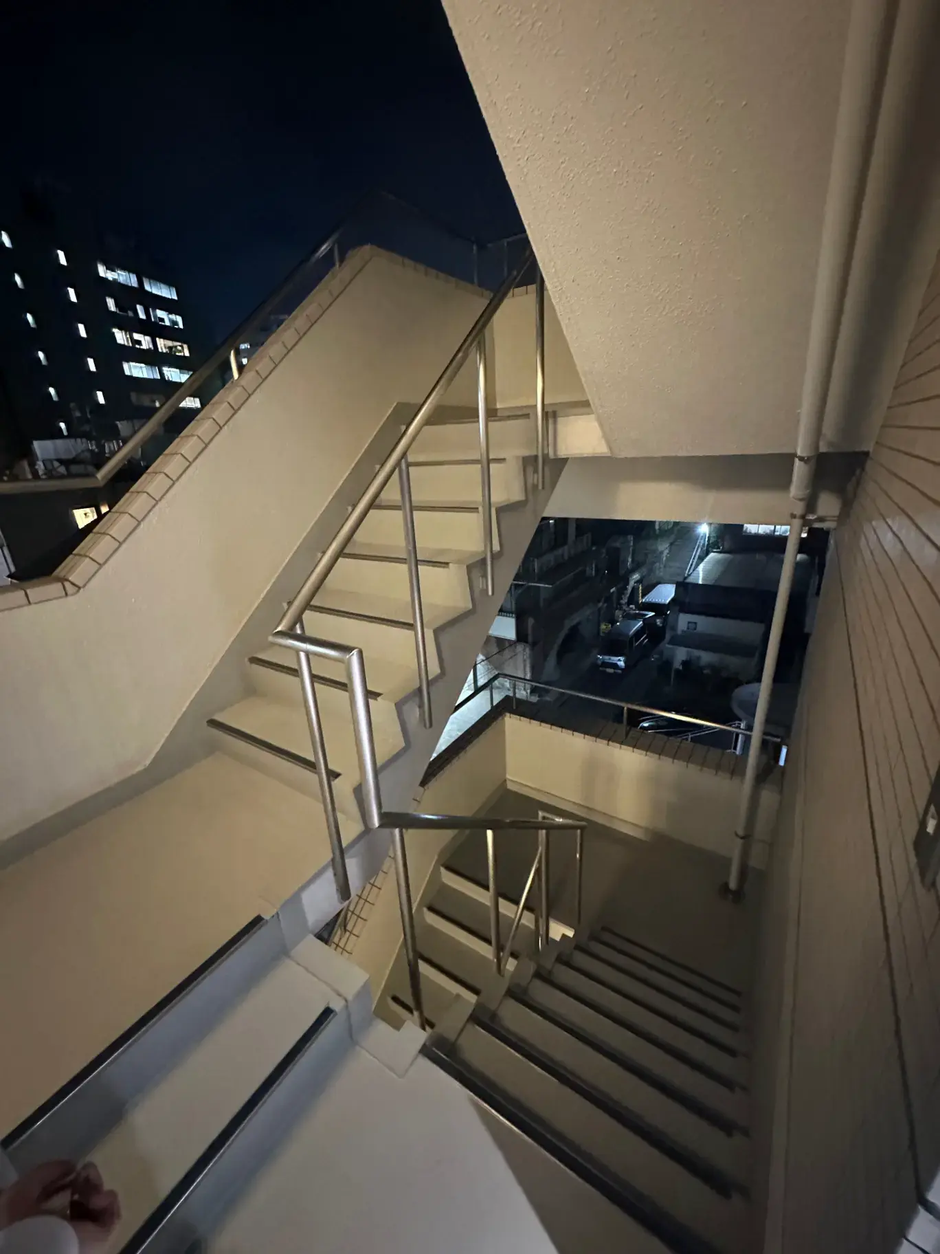 屋外の階段と夜空