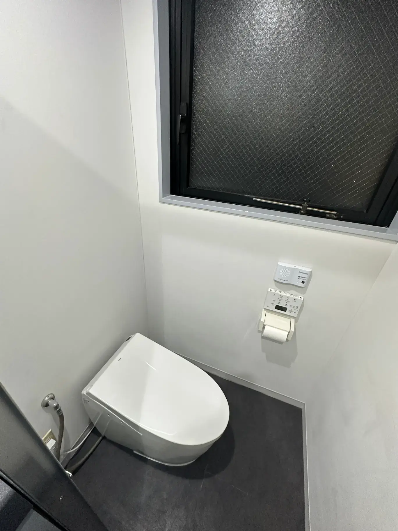 清潔感のあるモダンなトイレットスペース、ウォシュレット付き