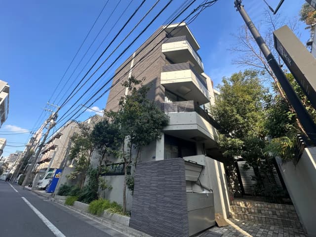 現代的なデザインの都市型マンション、コンクリート造りの外観、日当たりが良い立地条件