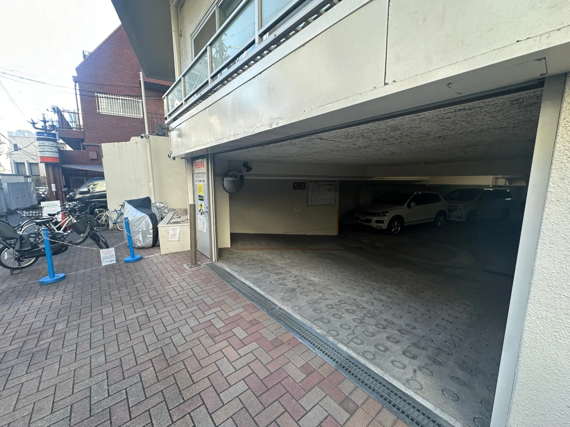 都会のマンションの駐車場、自転車置き場付き、セキュリティカメラ装備の安全な設備
