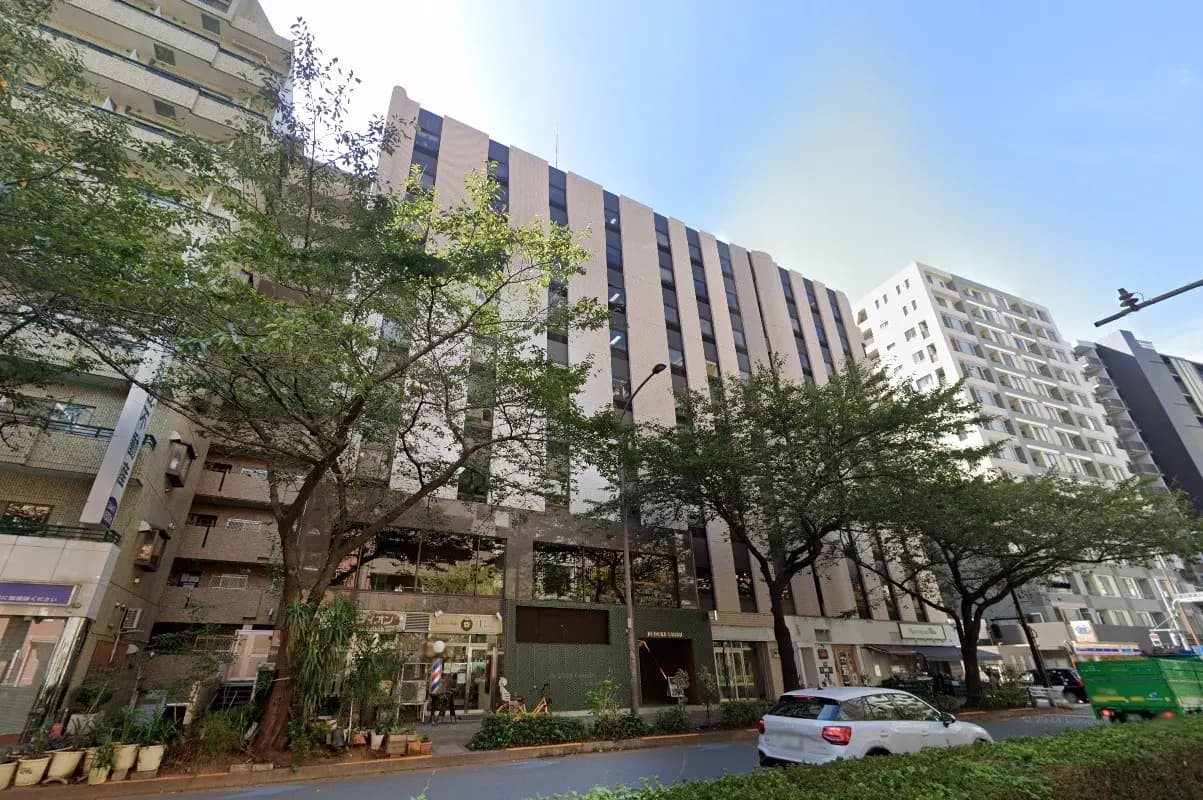 都心のビル街に立つ、モダンなマンションとショップが並ぶ通りの風景
