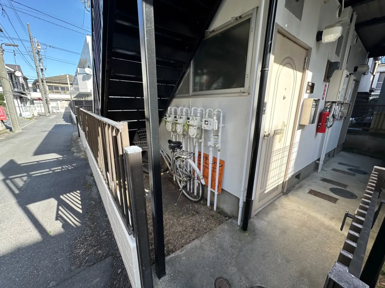 都会の路地裏のアパートの入り口、駐輪場付き、日本の都市風景