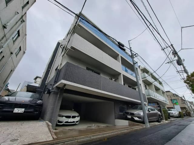近代的なデザインのマンション外観、屋根付き駐車場付き