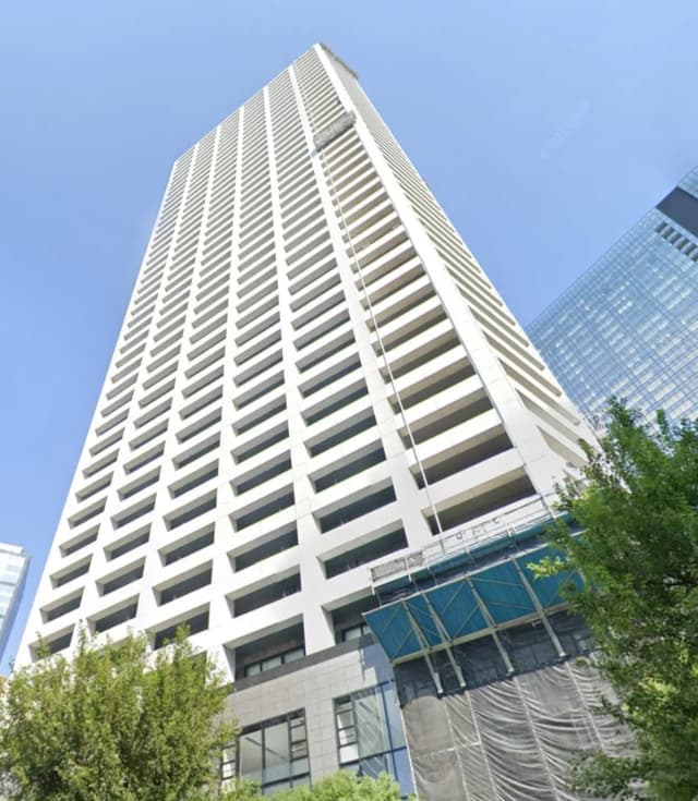 現代的な高層ビルの外観、青空の背景に白い建物がそびえ立つ都市風景