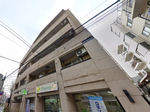 都会の角地に位置する薬局の入った現代的なビルディング、通りに面している店舗