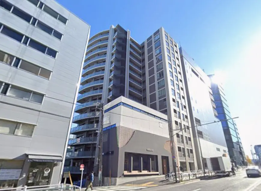 現代的なマンションの外観、青空の下に建つ都市部の高層住宅