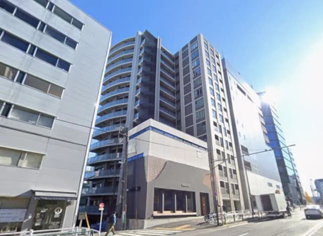 現代的なマンションの外観、青空の下に建つ都市部の高層住宅