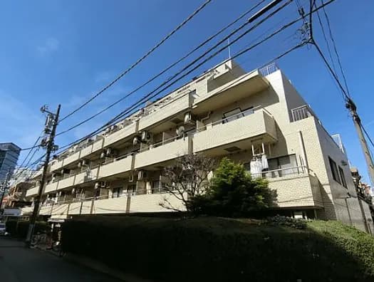 都市型モダンマンションの外観、日当たりの良いベランダが特徴的な日本の住宅