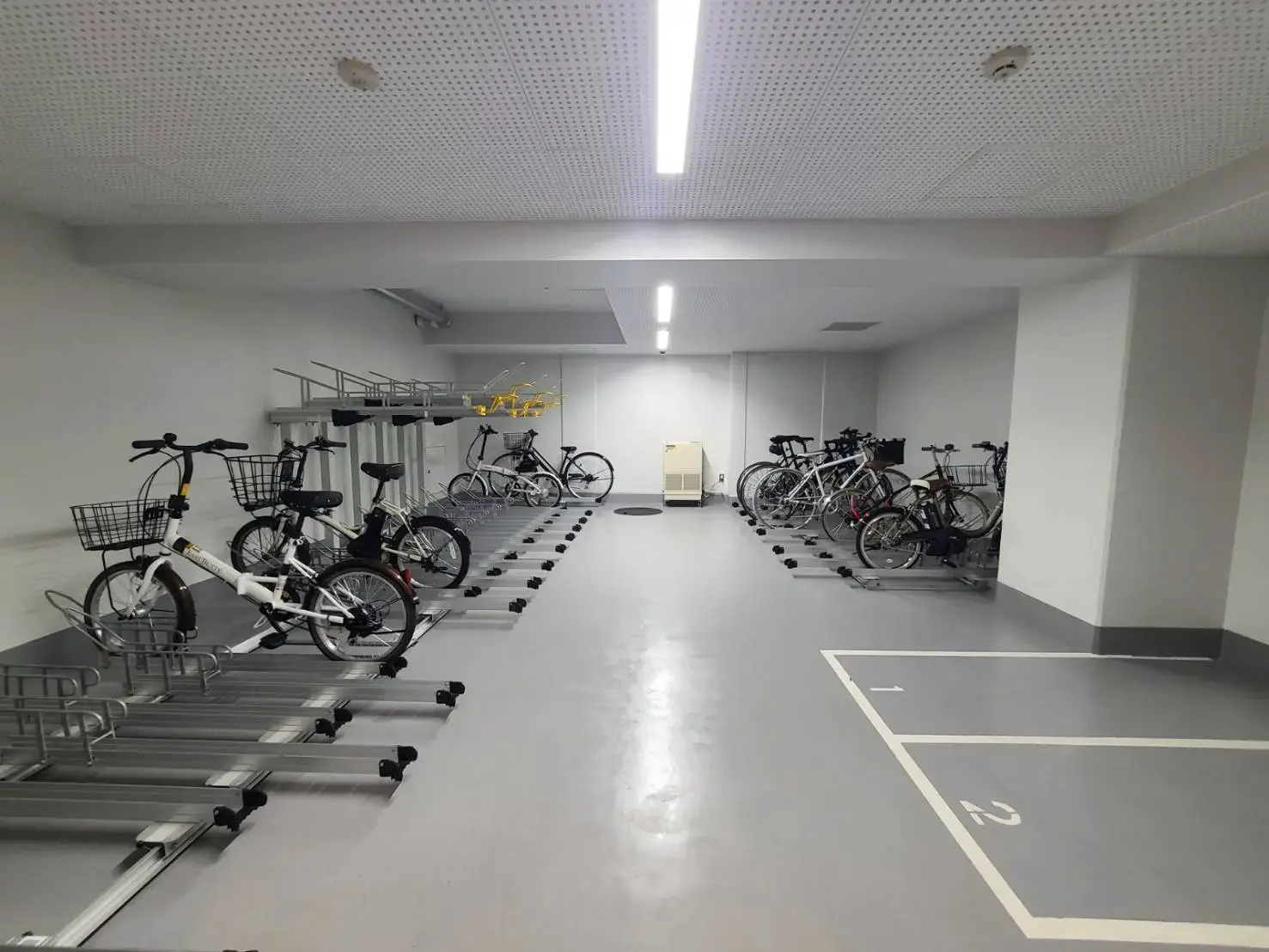 清潔で広々とした自転車置き場