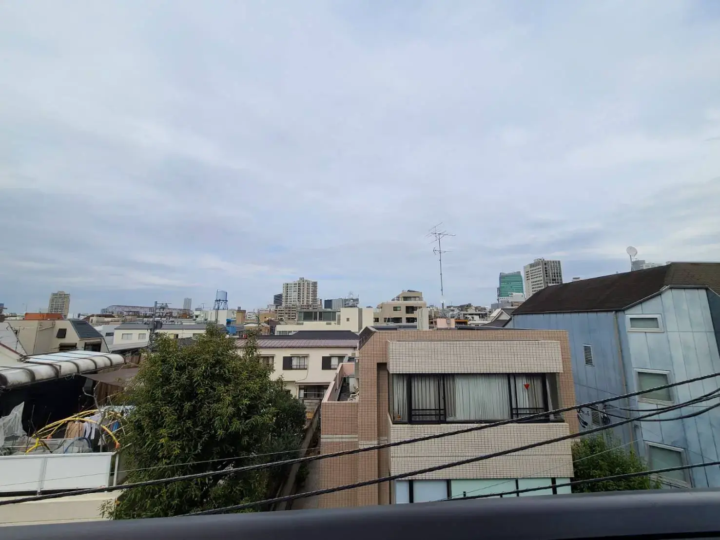都市のスカイラインが見えるバルコニーからの眺望