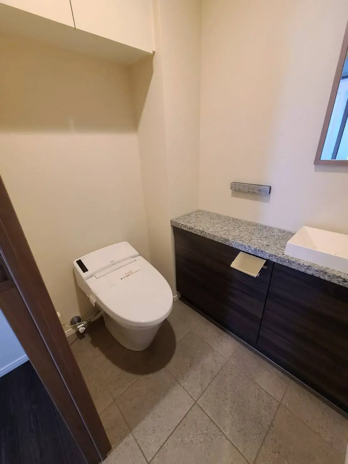 機能的なトイレと洗面台が備わった清潔感のあるバスルーム
