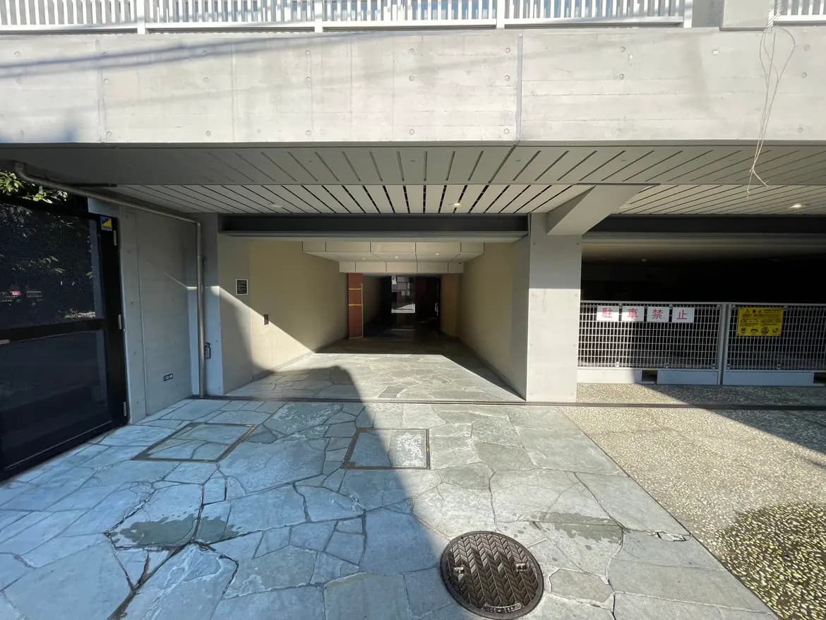建物のエントランスホール、石畳の床、自然光が差し込むモダンなデザイン