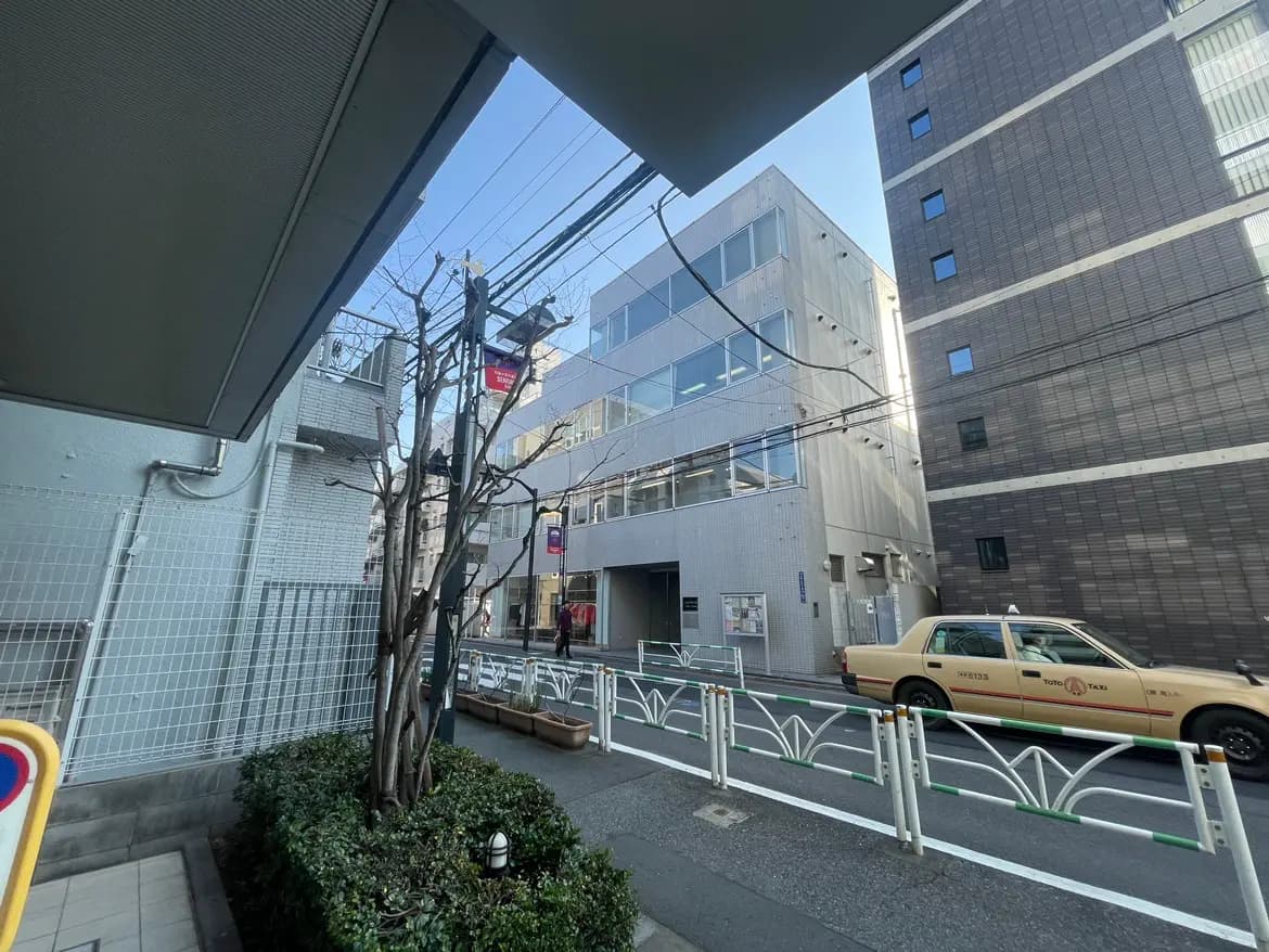 都市の街並み、ビルとタクシー、晴れた日の歩道と街路樹