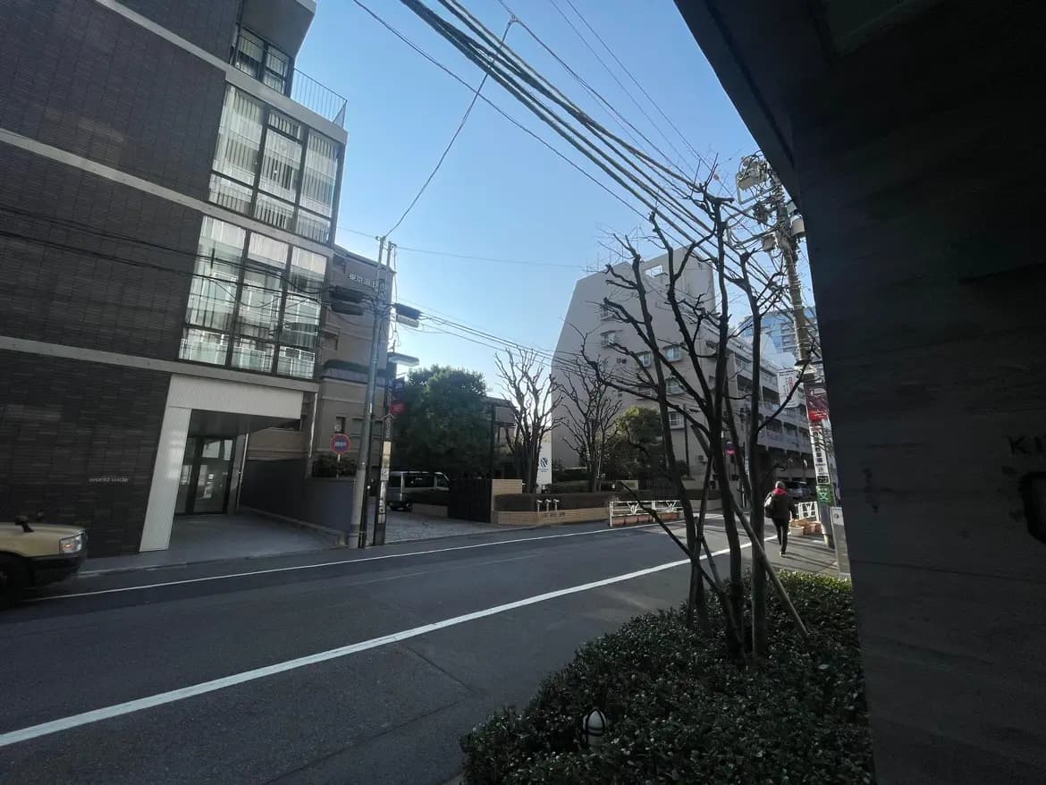 現代的な建築のマンションと都市の通り、透き通る青空と都市生活, 都市インフラと電線