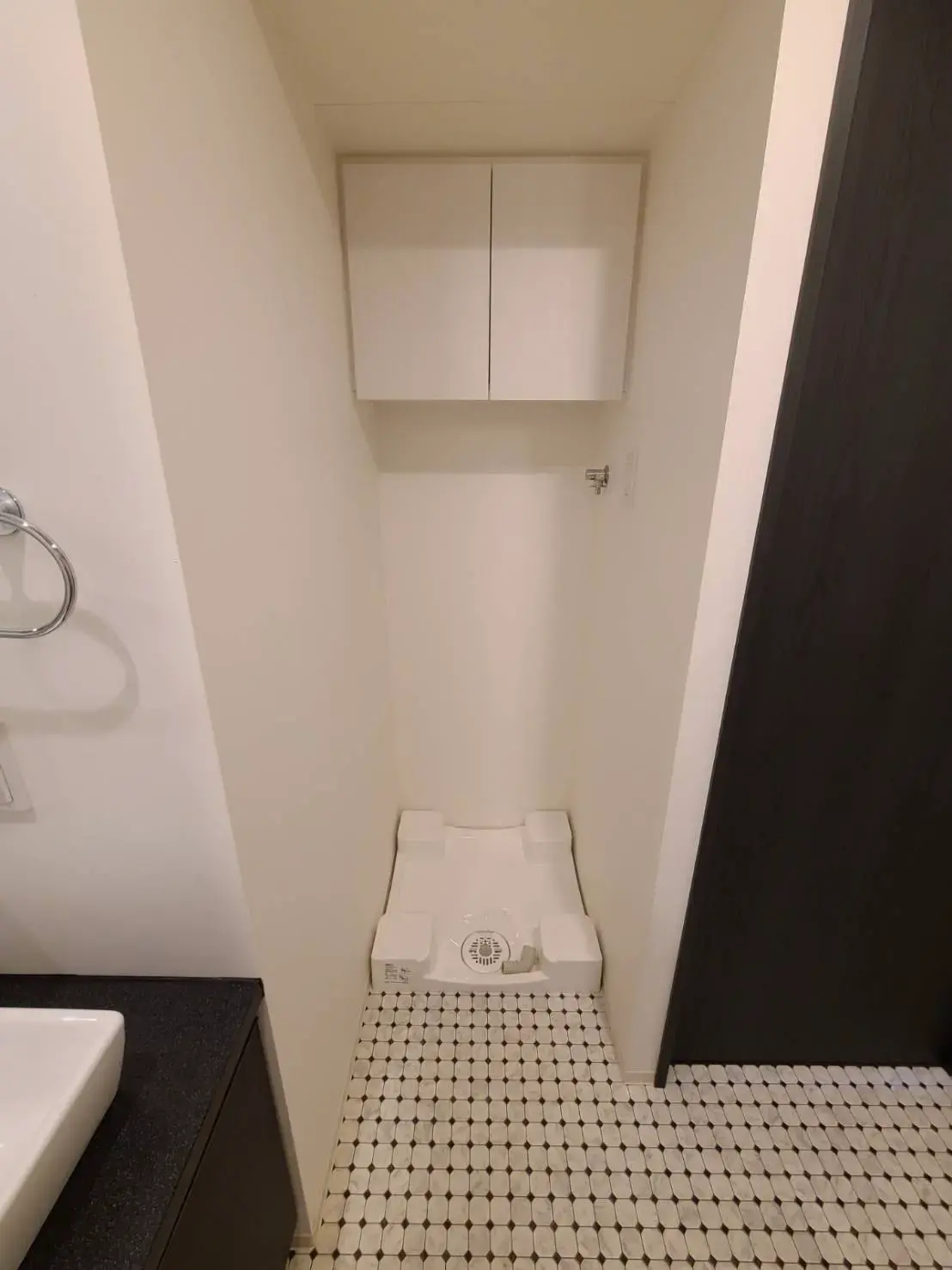 シンプルなデザインの洗面所に設置されたトイレットペーパーホルダー