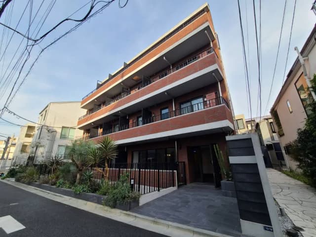 レンガ調の外壁が特徴的なモダンなマンションの外観