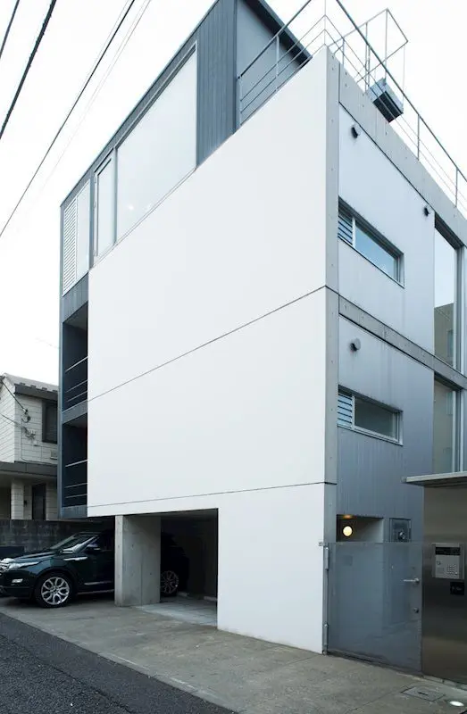 都市型コンパクトなモダンなデザインの白い外観の住宅、車庫付き
