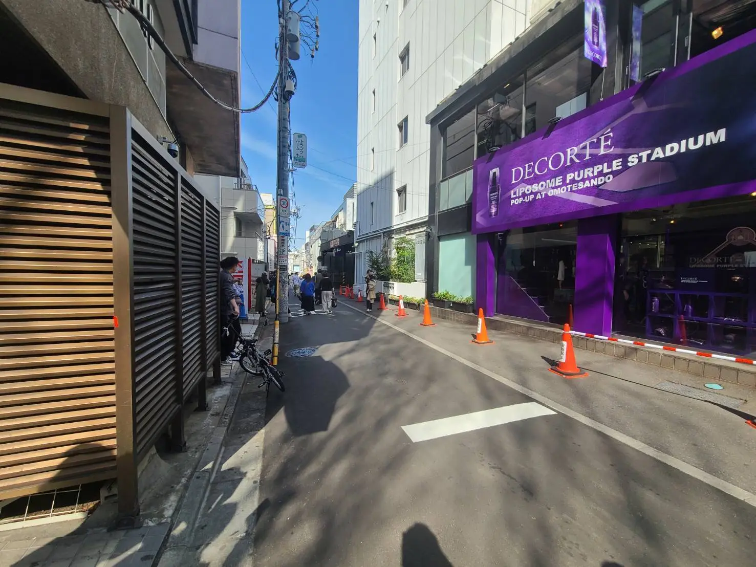 表参道の通りとDECORTÉのポップアップストア、人通りと鮮やかな紫色の看板