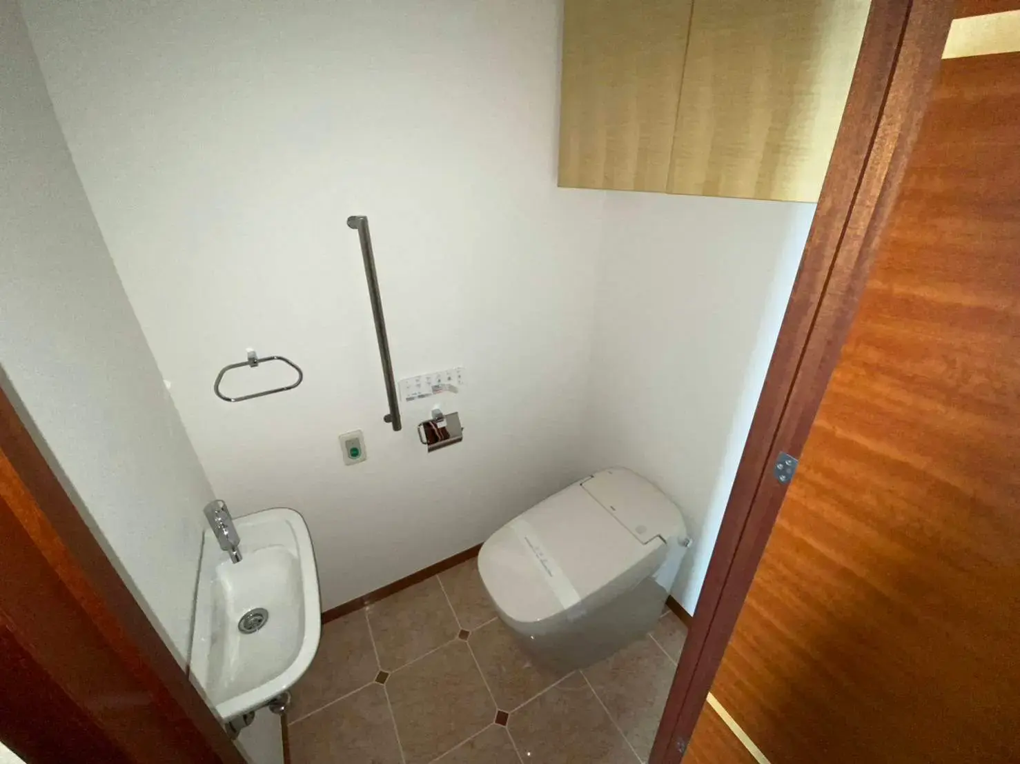 コンパクトなトイレスペース、温水洗浄便座付きトイレ、手洗い器を備えたバスルーム