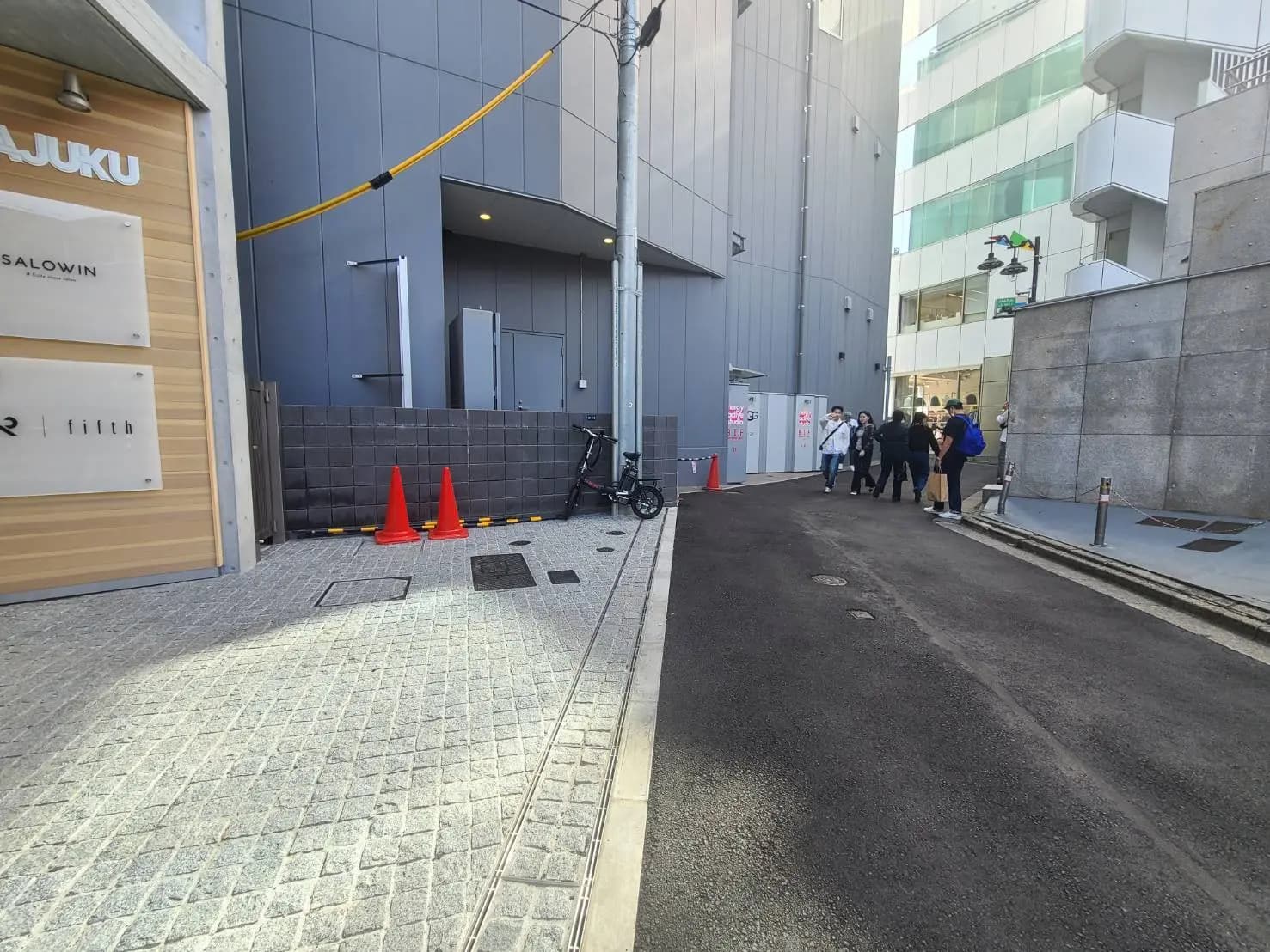 都会の街並み、ビルと商業施設、歩行者が通行する歩道