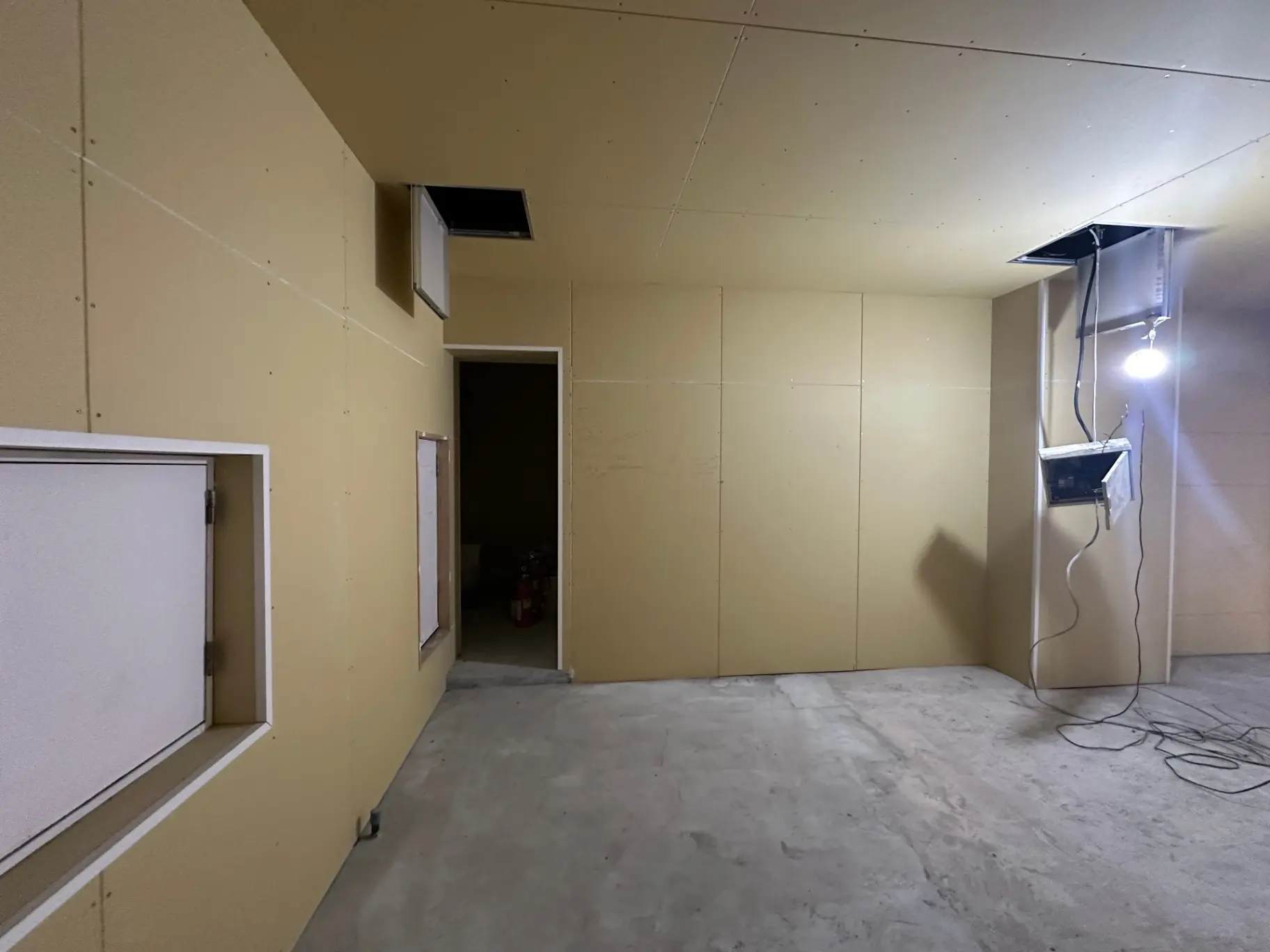 建設中の工事現場、未完成の壁と天井、電気工事のための配線が見える状態