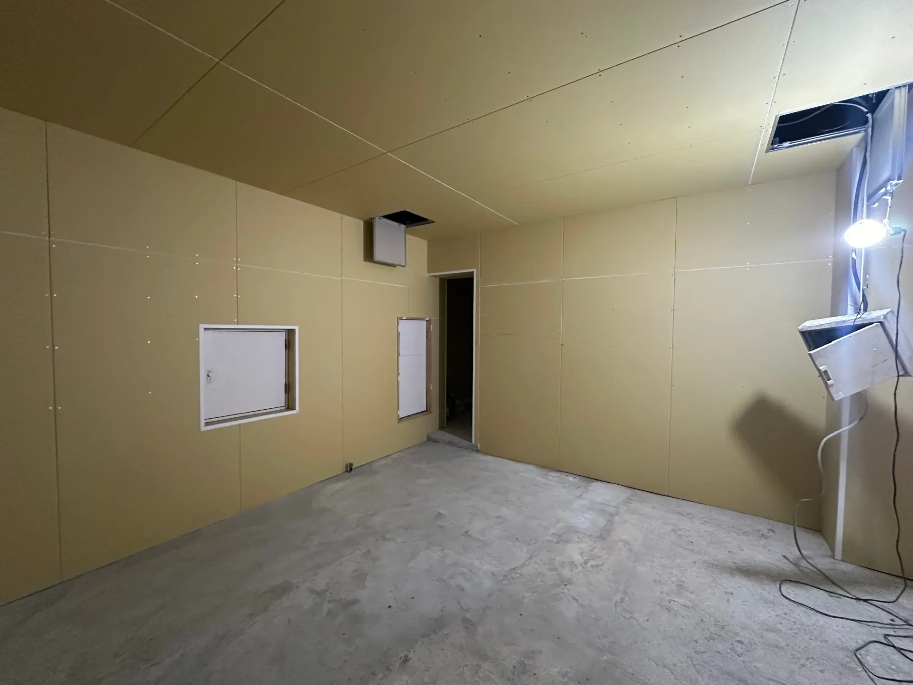 リフォーム前の空の部屋、壁はまだ未完成の状態でコンクリートの床