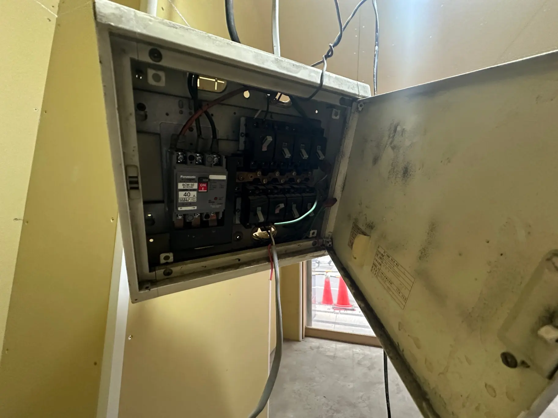 配電盤の内部、電気工事、ブレーカースイッチと配線、安全確保のためのメンテナンス作業