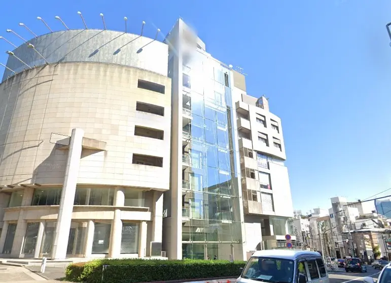 現代的な建築デザインのビル、ガラスのファサードとコンクリートの構造、都市の通りに面した外観