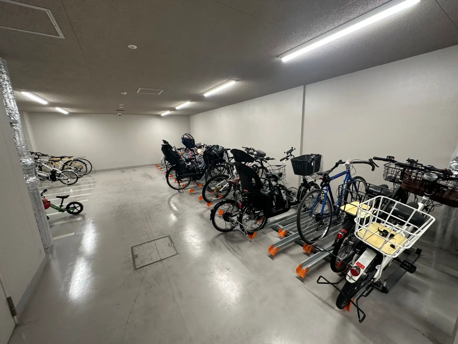 清潔で広々とした自転車置き場