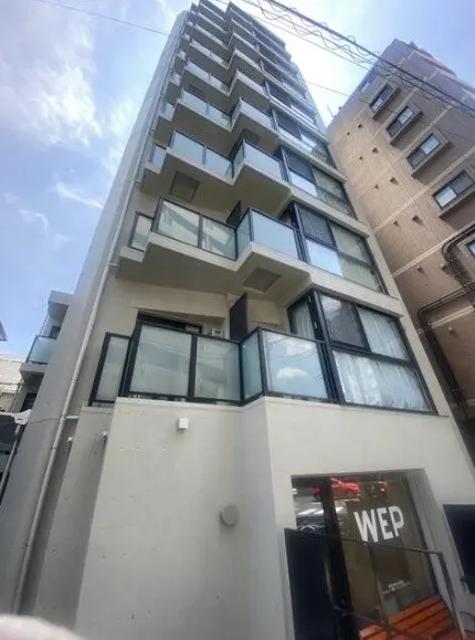 現代的なデザインの都市型マンション、突き出たバルコニーとクリアな窓ガラスが特徴的な外観