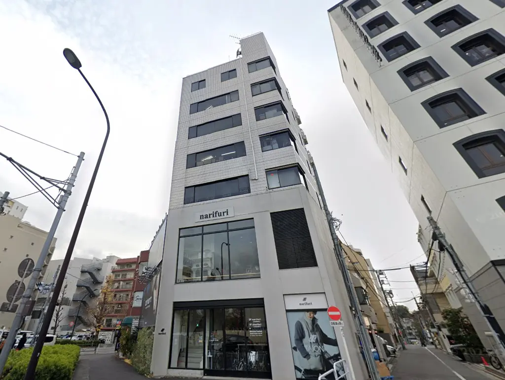 - モダンな外観を持つ「narifuri」ビル、周辺には飲食店や住宅が並ぶ街並み