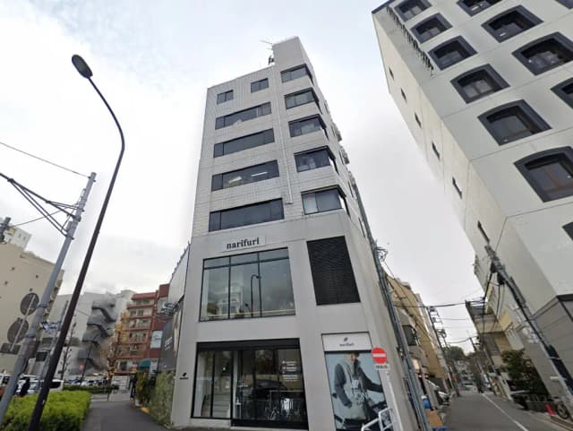 - モダンな外観を持つ「narifuri」ビル、周辺には飲食店や住宅が並ぶ街並み