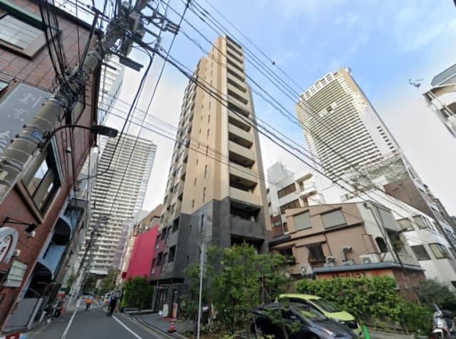 - 高層ビルが立ち並ぶ都市の住宅街、通りに面した新しいアパートメントと周囲の電線が帳されている風景