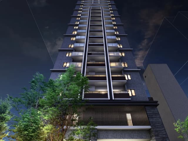 - 夜の空に映える現代的な高層マンション、バルコニーと明るい照明が特徴的な外観、周囲には緑が lush。