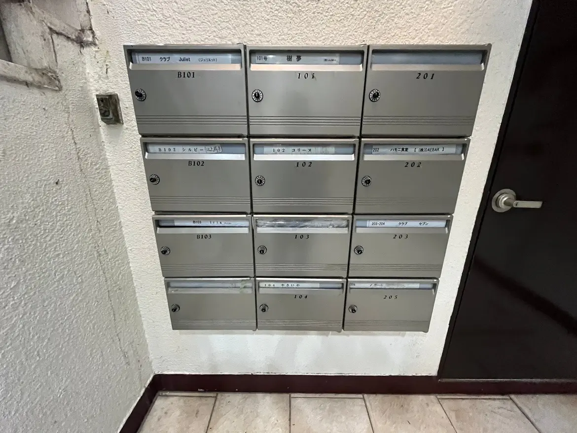 - アパートメントの互換性のある金属製郵便受け、各部屋の番号が表示されたシンプルなデザイン