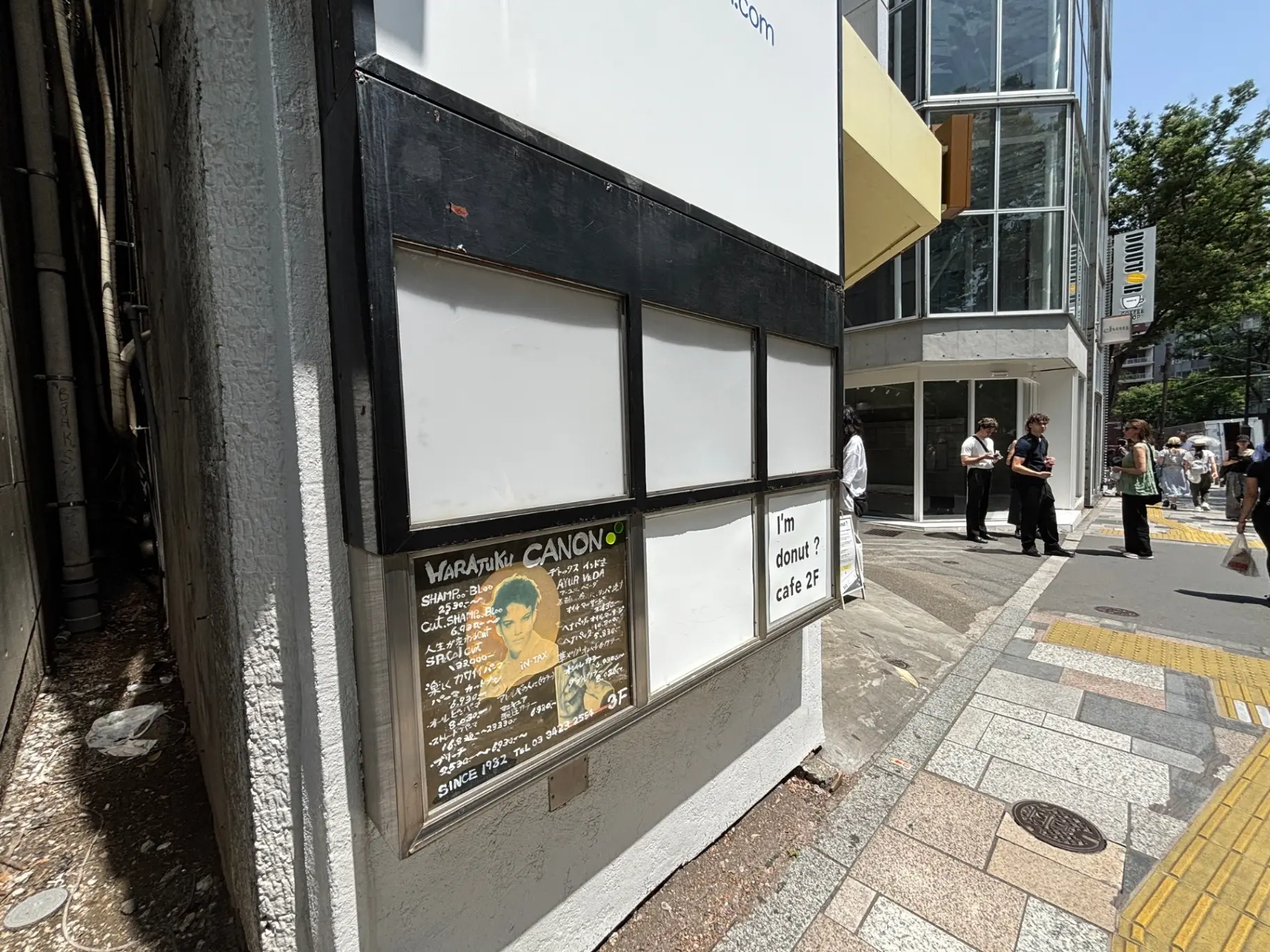 原宿のカフェの看板、手書きのメニューと空白のスペースがある店舗の外観、歩行者が通行する賑やかな街並み