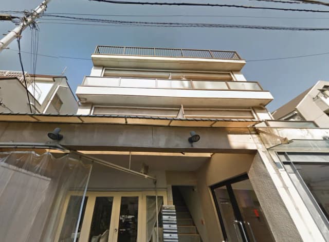- 地下鉄から近い便利な場所に位置する、3階建てのモダンな建物の外観、バルコニーとシャワー室が見えるデザイン