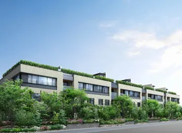 - 緑豊かな植栽が施された現代的な住宅、広いバルコニーと大きな窓が特徴の外観デザイン