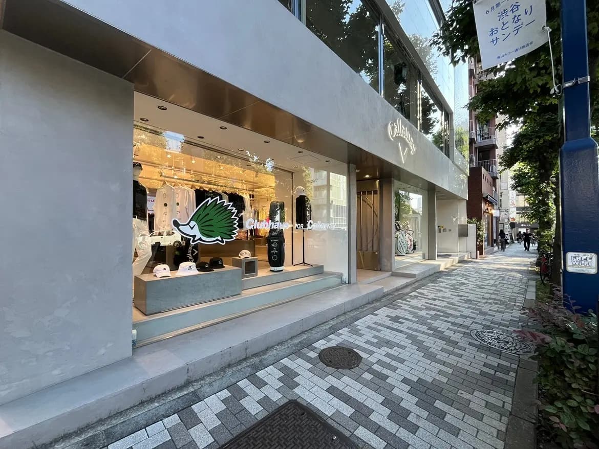 - 渋谷にある「Clubhaus」の店舗外観、オシャレなデザインのショーウィンドウと多彩なアパレルが展示されたファッションショップ
