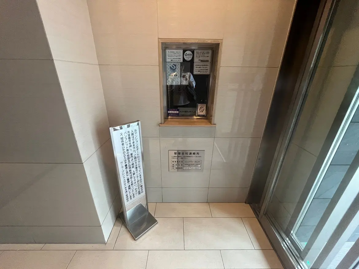 - ビル内のインフォメーション窓口と案内看板、シンプルな内装とモダンなデザインのエントランスエリア