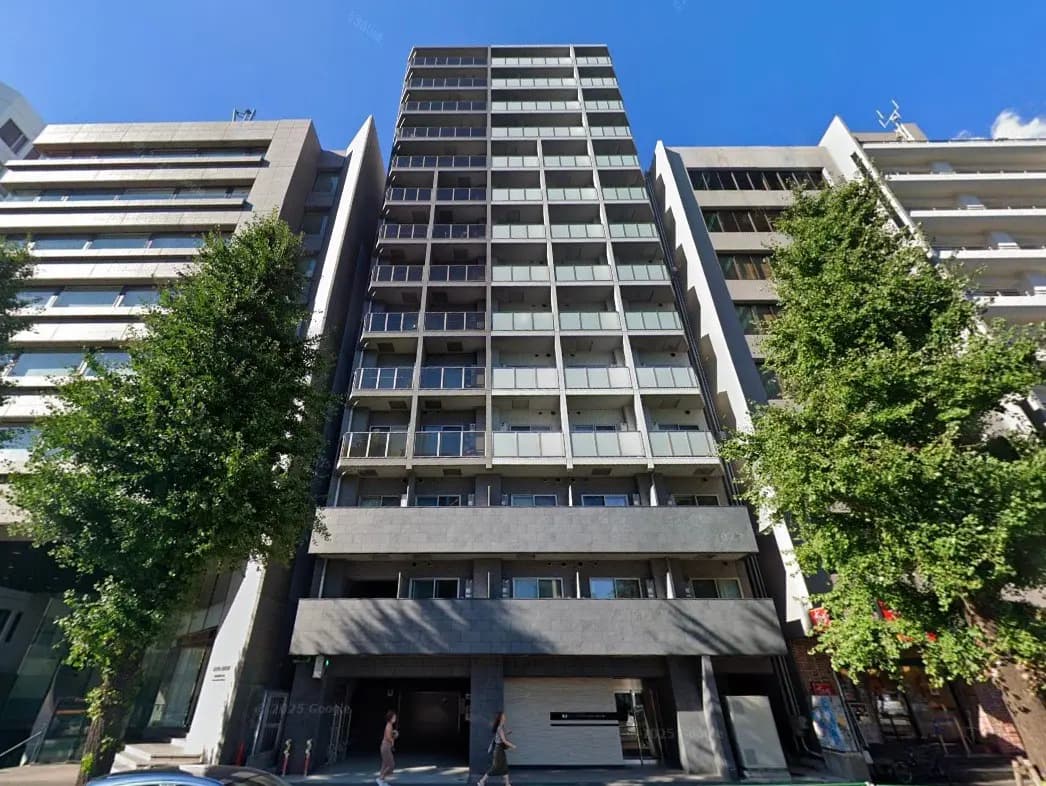 - 現代的なデザインの高層マンション、シャープな外観とバルコニーを持ち、都市の風景と緑の木々を背景にした写真