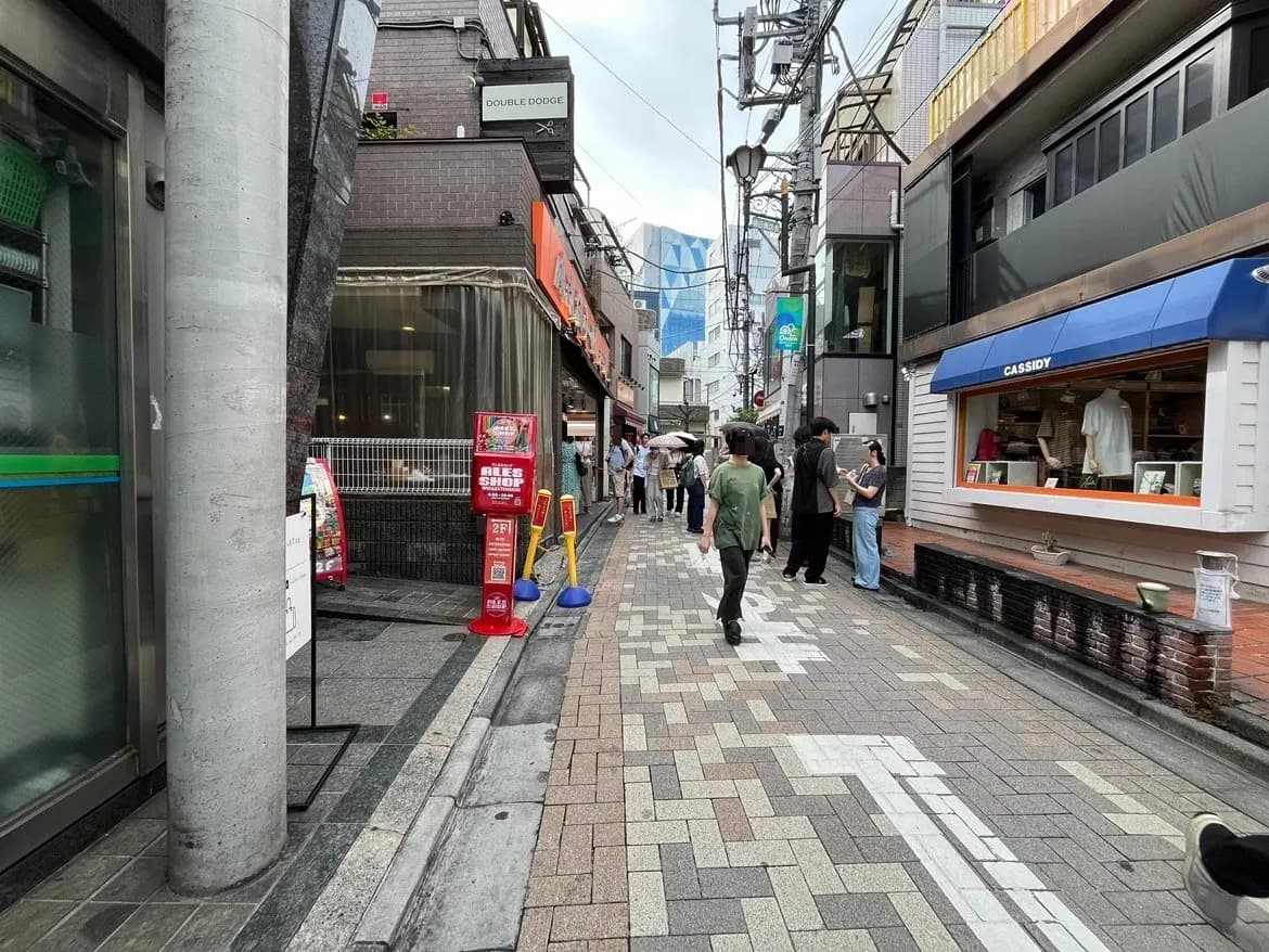 - 人々が行き交う賑やかなストリート、飲食店やショップが立ち並ぶ都市の風景
