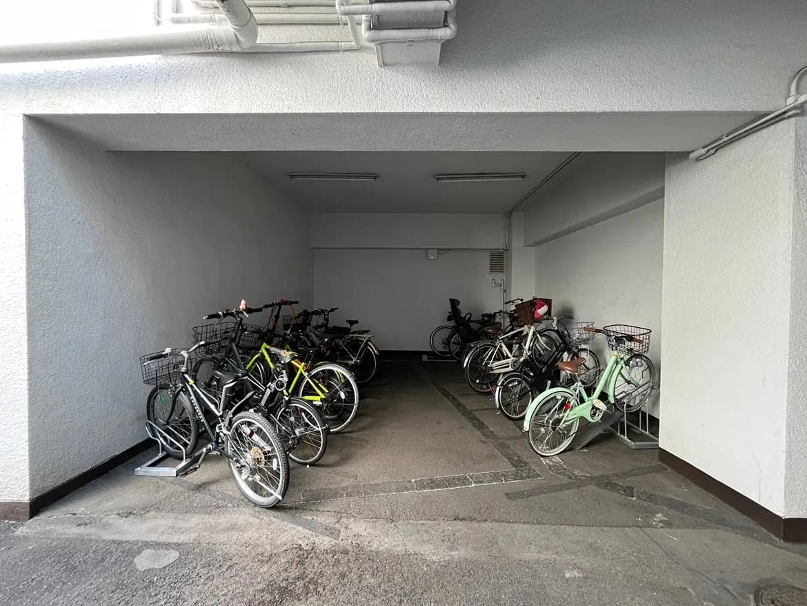 - 駐輪スペースに並ぶ自転車、様々なデザインと色の自転車が収容されているエリアの内部 모습