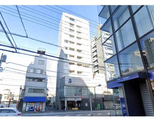 - 都市の風景、オフィスビルや住宅が立ち並び、交流のある街角、青空と電線が見えるバランスの取れた街並み