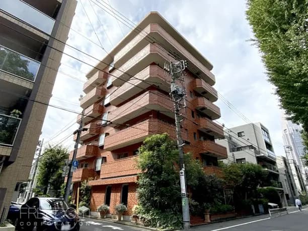 - 外観がレンガ調の中低層マンション、周囲に緑が豊かで、近代的な都市環境に位置する景観