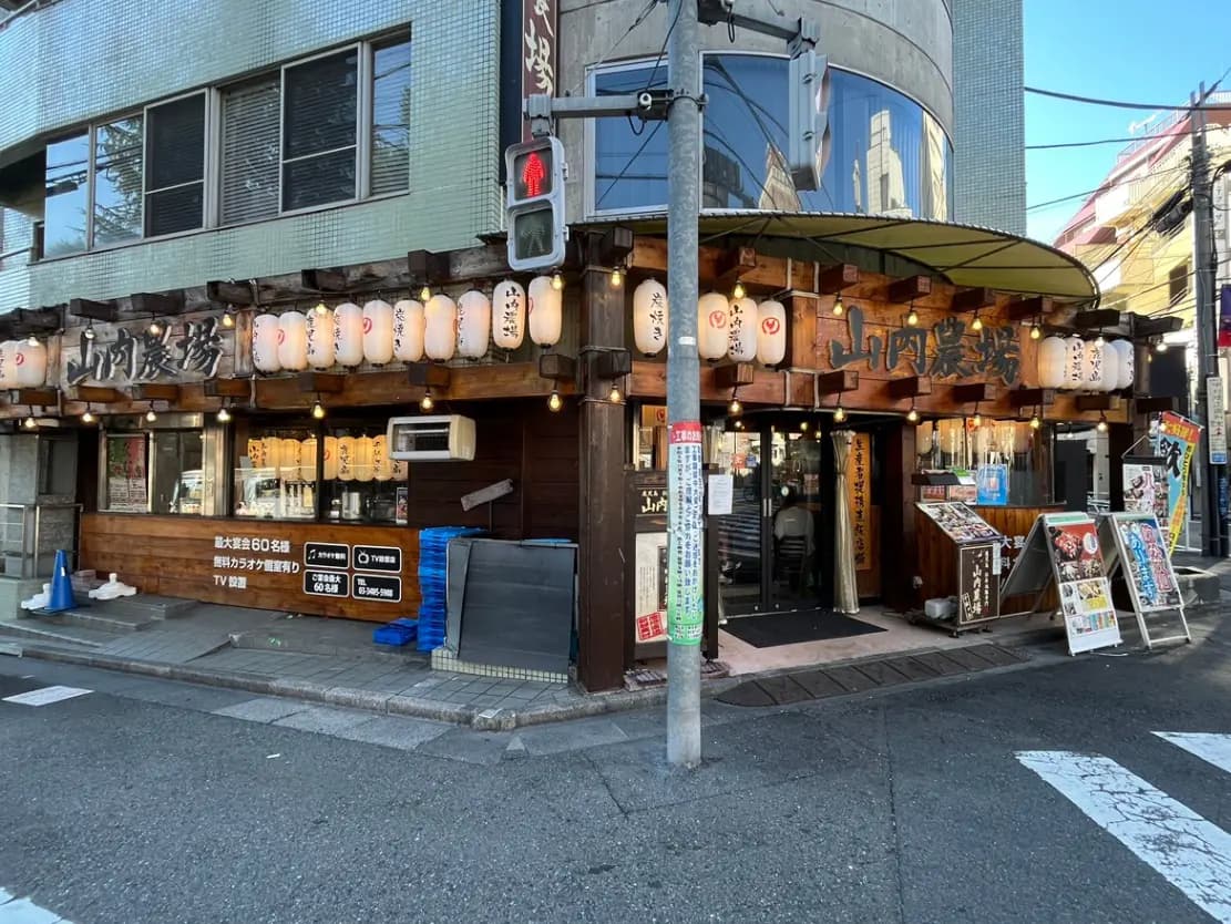 - 居酒屋の外観、和風の提灯が並び、木の看板とメニューが掲示された店舗、街角の風景
