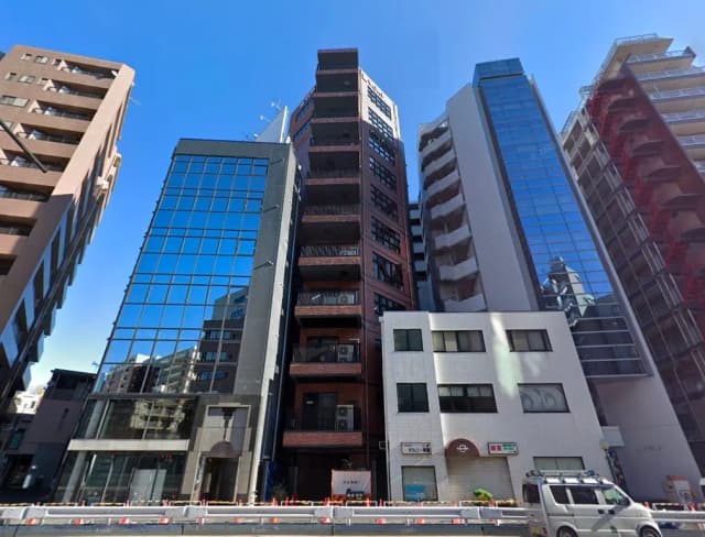 - モダンなビル群の外観、異なるデザインの高層ビルとオフィスビルが並ぶ都市風景